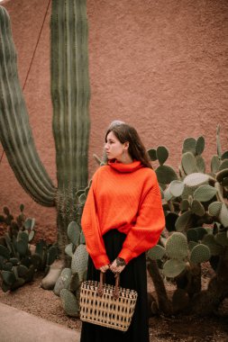 Genç kadının yanına kaktüs kırmızı kazak ile