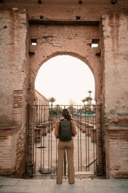 Genç kadın turist Müslüman şehirde bir sırt çantası ile