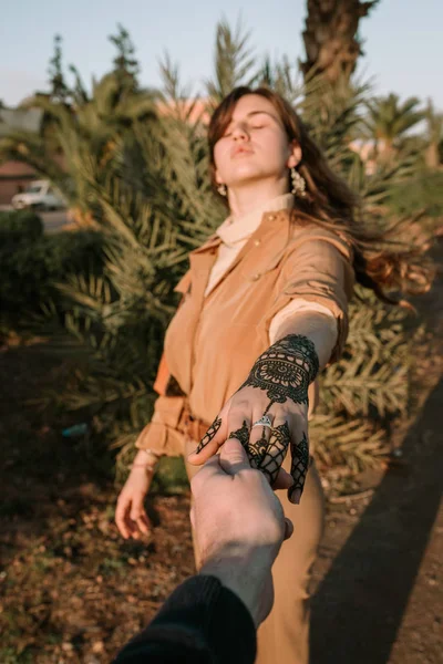 Coppia Che Tiene Mano Con Tatuaggio All Hennè — Foto Stock