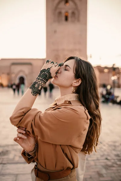 Schöne Frau Marrakesch Reisekonzept — Stockfoto