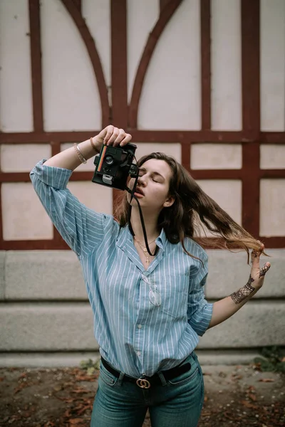 年轻的妇女与即时照相照相机 妇女与古董相片照相机 — 图库照片