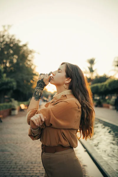 Young Woman Enjoying Sunset — Stock Photo, Image