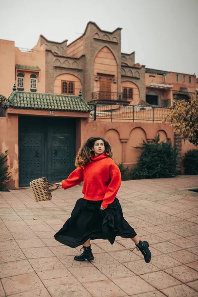 Frau Springt Mit Rotem Pullover Und Tasche — Stockfoto