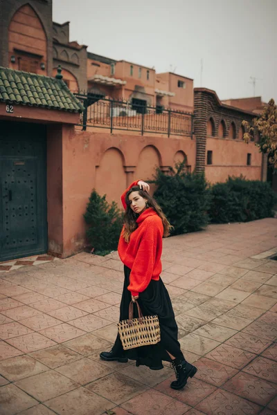 Молодая Женщина Красной Шерстью Пуловер Сумка — стоковое фото