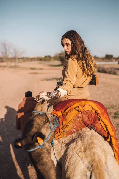 Jeune Femme Avec Chameau Maroc — Photo