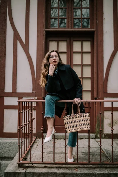 Beautiful Woman Posing Front Old House — Stock Photo, Image