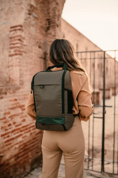 Young Female Tourist Backpack Muslim City — Stock Photo, Image