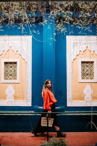 Kobieta Środowisku Arabski Kobieta Środowisku Muzułmańskim Turystycznych Schodząc Dół Ulicy — Zdjęcie stockowe