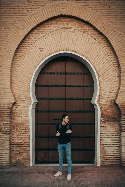 Homem Posando Perto Mesquita — Fotografia de Stock