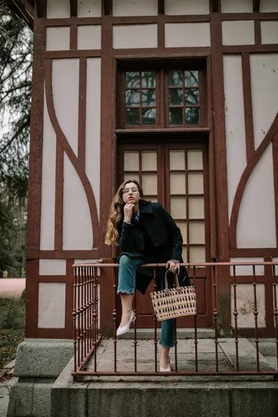 Beautiful Woman Posing Front Old House — Stock Photo, Image