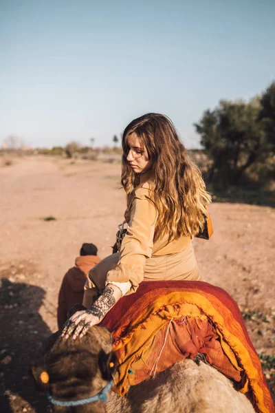 Giovane Donna Con Cammello Marocco — Foto Stock