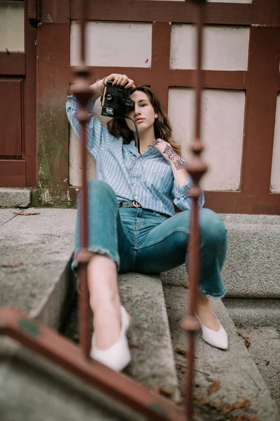 Junge Frau Mit Sofortbildkamera Frau Mit Vintage Fotokamera — Stockfoto