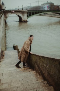 Paris sokaklarında Paris genç adam