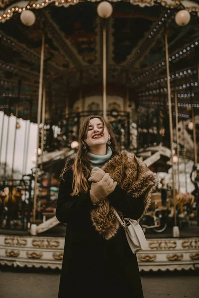 Mladá Žena Karuselu Paříž — Stock fotografie