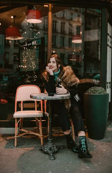 Молодая Женщина Пьет Кофе Париже — стоковое фото