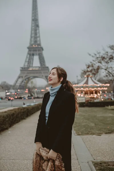 Парижская Женщина Улицах Парижа — стоковое фото