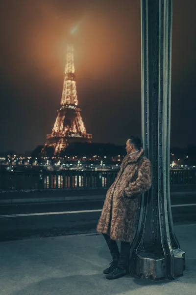 パリの街でパリの若い男 — ストック写真