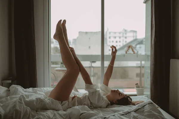 Femme Couchée Sur Lit Matin — Photo