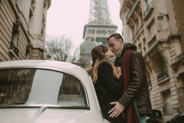 Paris Teki Genç Çift — Stok fotoğraf