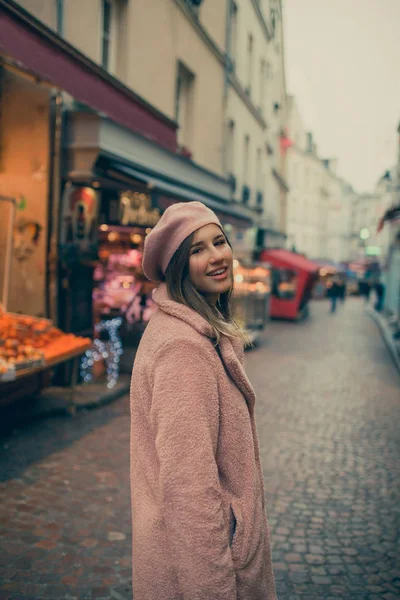 Парижская Женщина Улицах Парижа — стоковое фото