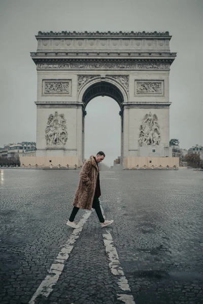 Jovem Caminhando Por Paris Fotos De Bancos De Imagens Sem Royalties