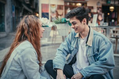 İki aşık iyi vakit geçiriyor. Sevgililer günü