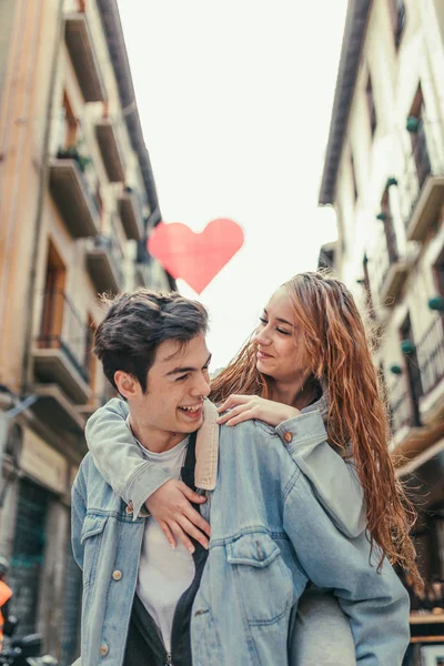 Casal Apaixonado Divertindo Dia Dos Namorados — Fotografia de Stock