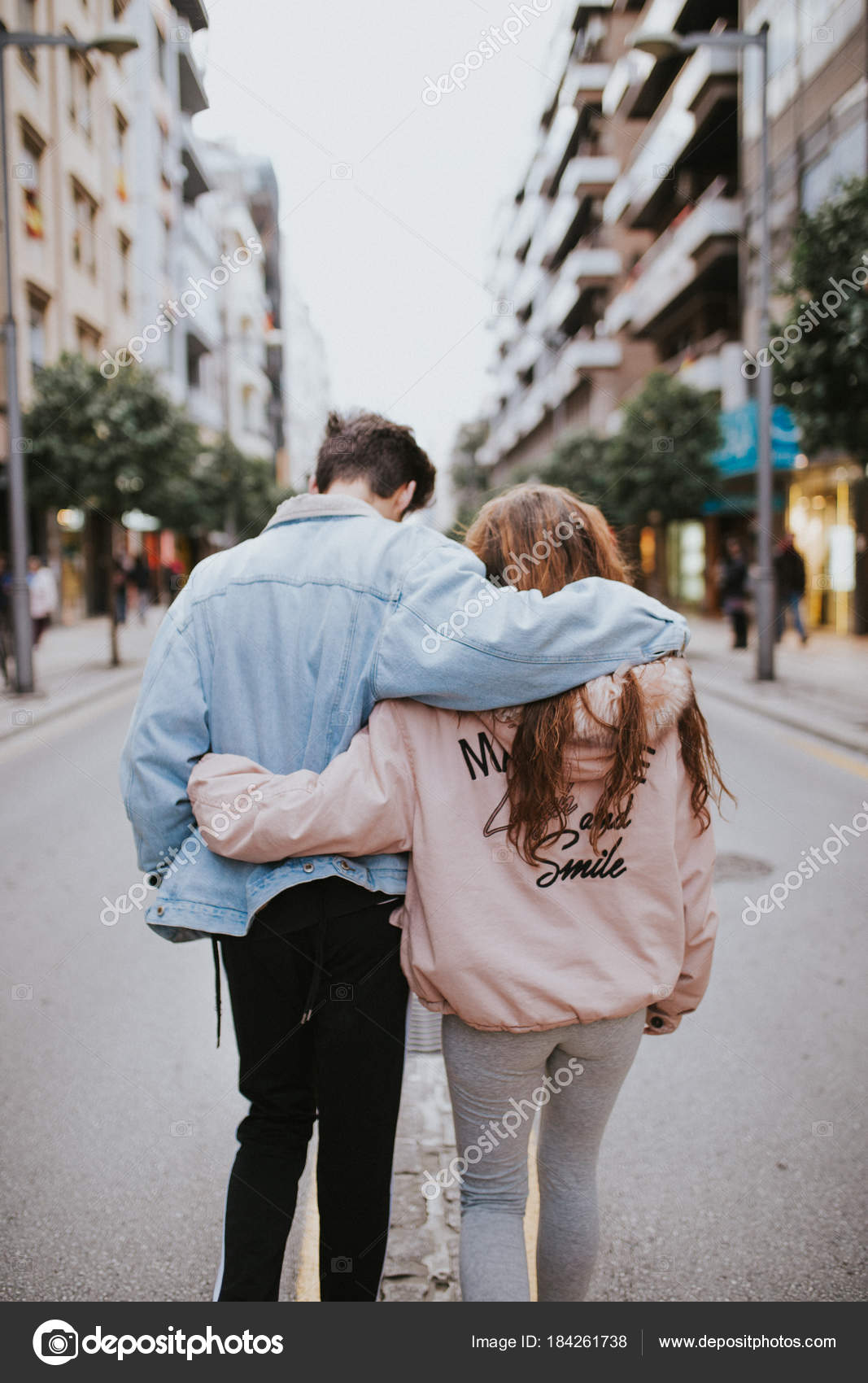 imágenes parejas de enamorados en la calle pareja enamorados