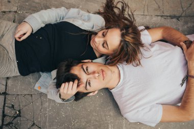 İki aşık gülüyor yalan. Çift parkta iyi vakit geçiriyor. Sevgililer günü