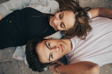 İki aşık gülüyor yalan. Çift parkta iyi vakit geçiriyor. Sevgililer günü