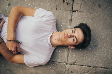 İyi vakit geçiriyor mutlu yatan adam. Parıltı yüzünde adamla