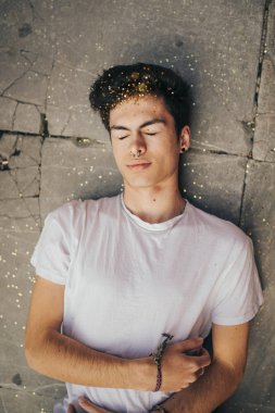 İyi vakit geçiriyor mutlu yatan adam. Parıltı yüzünde adamla