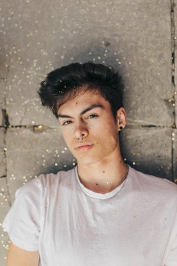 İyi vakit geçiriyor mutlu yatan adam. Parıltı yüzünde adamla