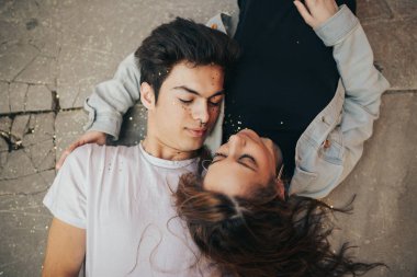 İki aşık gülüyor yalan. Çift parkta iyi vakit geçiriyor. Sevgililer günü