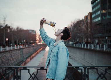 Patlamış mısır yemek ve iyi vakit geçiren bir genç adam