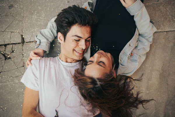 Couple Amoureux Couché Riant Couple Passe Bon Moment Dans Parc — Photo