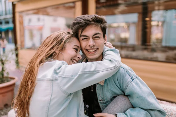 Pareja Enamorada Pasando Buen Rato Pareja Divirtiéndose Jóvenes Amantes Disfrutando —  Fotos de Stock