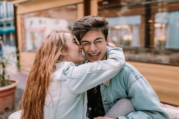 Pareja Enamorada Pasando Buen Rato Pareja Divirtiéndose Jóvenes Amantes Disfrutando —  Fotos de Stock