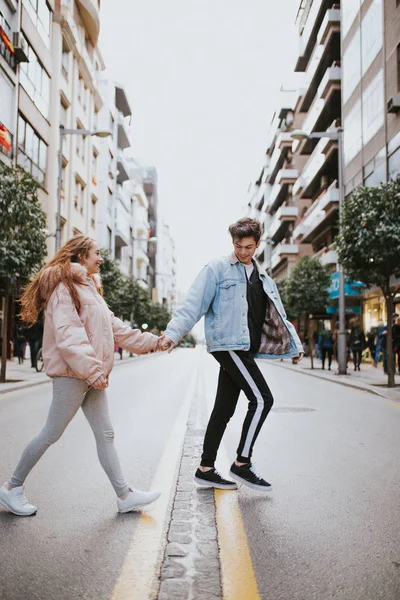 Пара Влюблённых Идущих Улице Молодые Люди Идут Улице — стоковое фото
