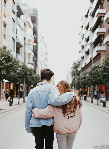 相爱的情侣在街上走着 年轻人走在街上 — 图库照片