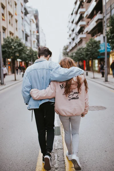 Casal Apaixonado Andar Pela Rua Jovens Caminhando Pela Rua — Fotografia de Stock