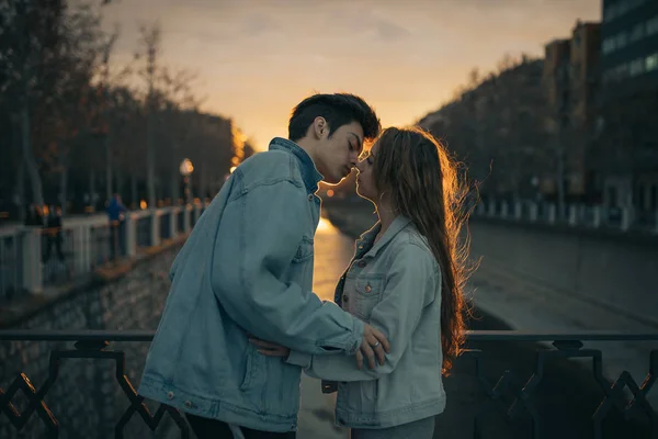 Les Jeunes Amoureux Embrassent Dans Beau Coucher Soleil Saint Valentin — Photo