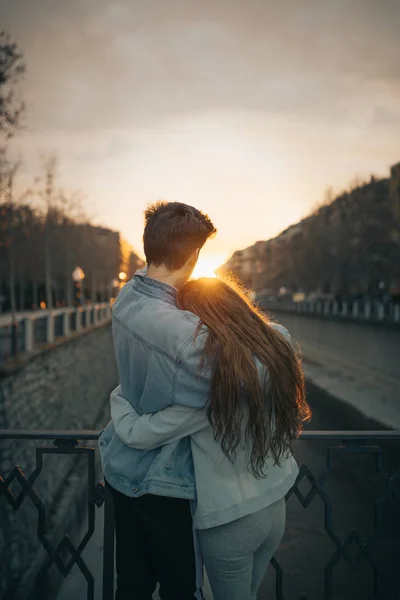 Les Jeunes Amoureux Embrassent Dans Beau Coucher Soleil Saint Valentin — Photo