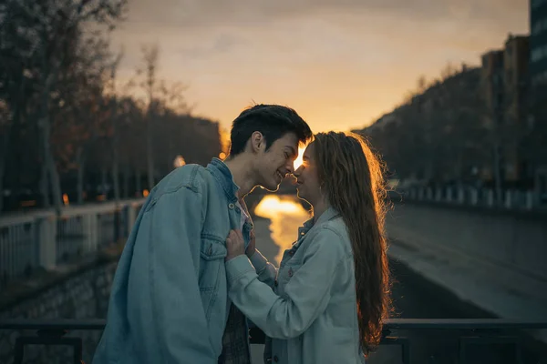 Young Lovers Kissing Beautiful Sunset Valentine Day — Stock Photo, Image