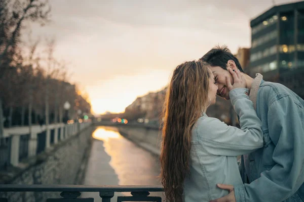 Les Jeunes Amoureux Embrassent Dans Beau Coucher Soleil Saint Valentin — Photo