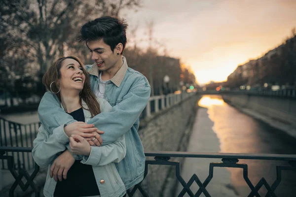 Jonge Geliefden Kussen Een Prachtige Zonsondergang Aftelkalender Voor Valentijnsdag — Stockfoto