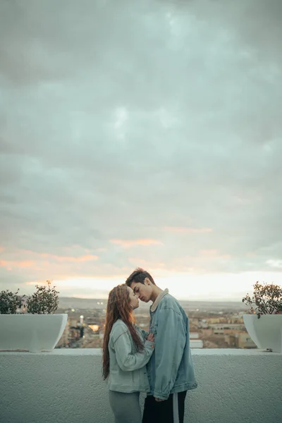 Pasangan Muda Berciuman Saat Matahari Terbenam — Stok Foto