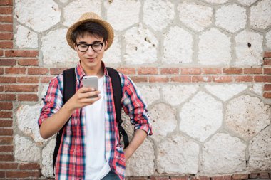 cep telefonu kullaranarak şapkalı yakışıklı delikanlı