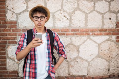 cep telefonu kullaranarak şapkalı yakışıklı delikanlı 