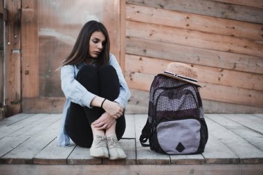 genç ve kadın ile çanta şapka biri için bekliyor 